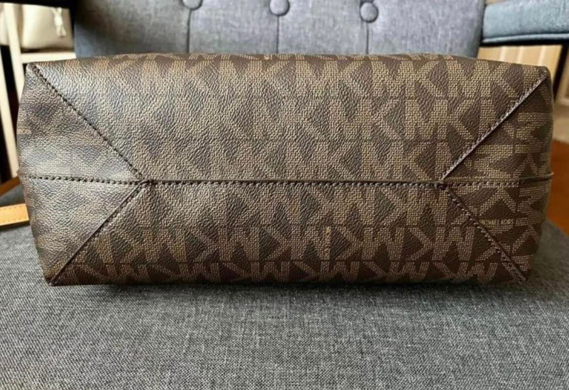 Michael Kors Large Logo Tote & Matching Wristlet Wallet – Designer